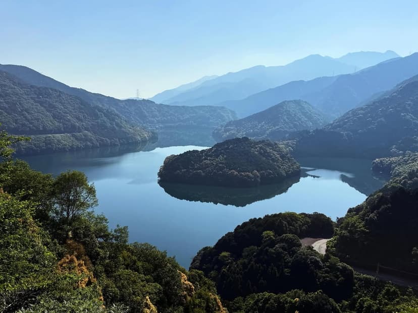 横峰寺道中のダム湖