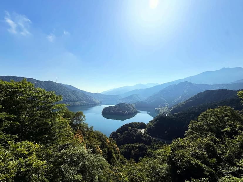 横峰寺道中のダム湖